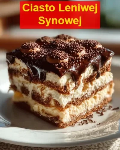 Ciasto leniwej synowej na talerzu, ozdobione owocami i bitą śmietaną