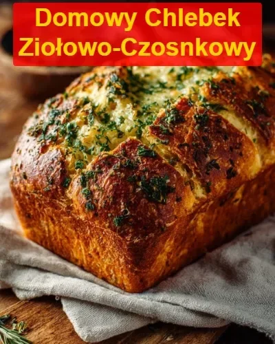 Domowy chlebek ziołowo-czosnkowy świeżo upieczony na blacie kuchennym