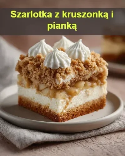 Szarlotka z kruszonką i pianką na talerzu, udekorowana jabłkami.