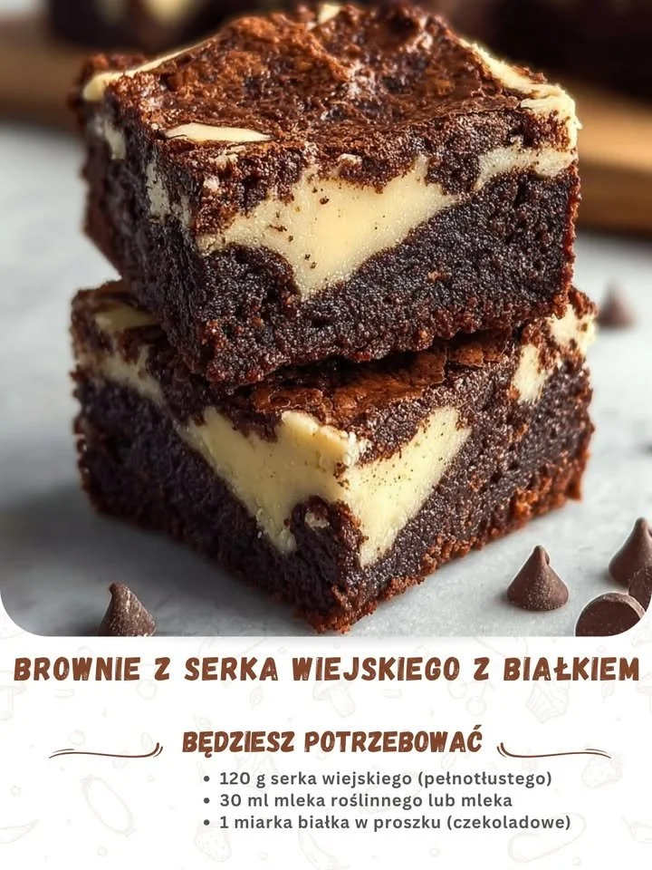 Brownie z serka wiejskiego z białkiem na talerzu, idealne na zdrowy deser